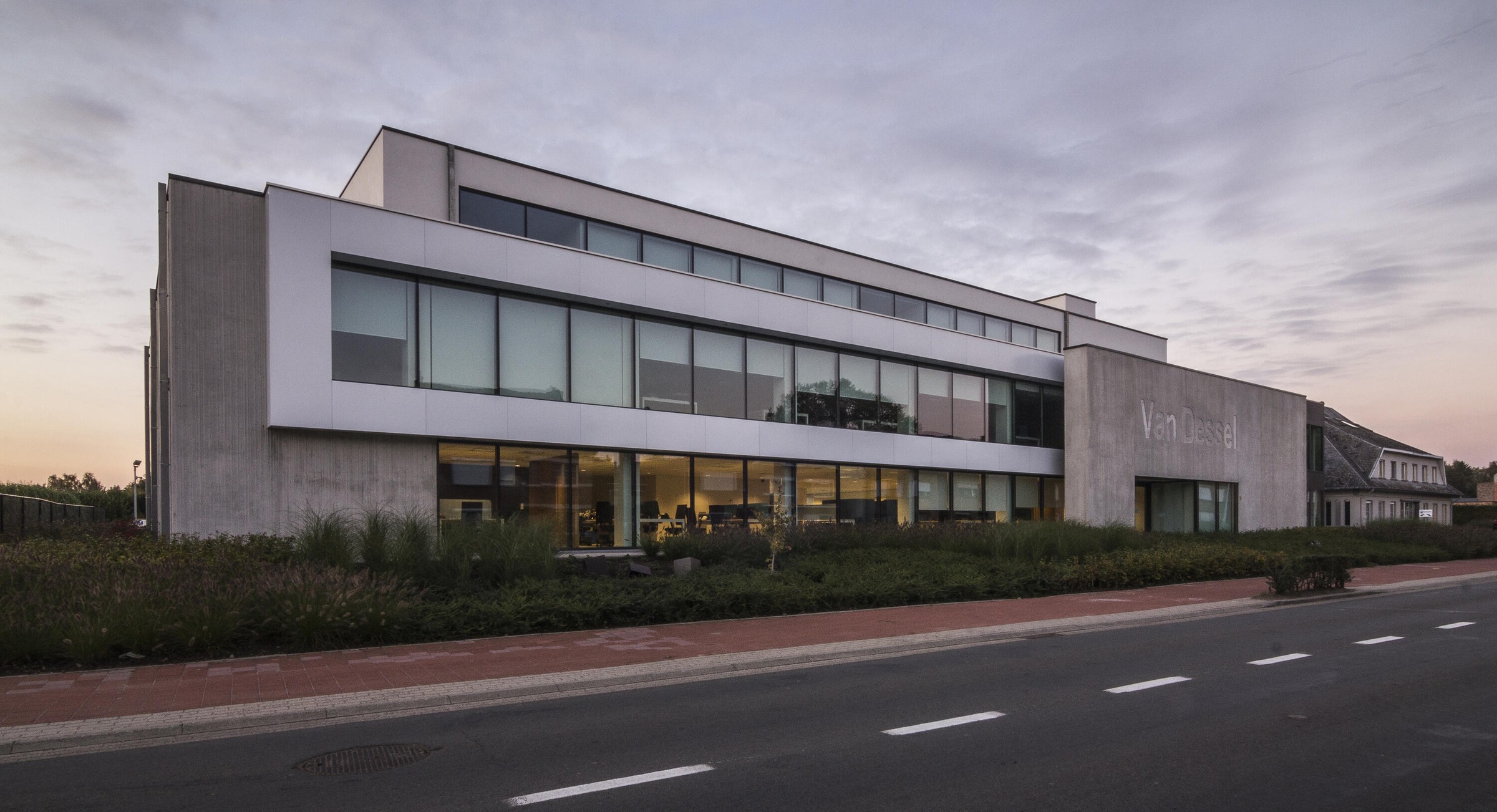 Van Dessel — Nieuw bedrijfspand voor een verzekeringsmakelaar
