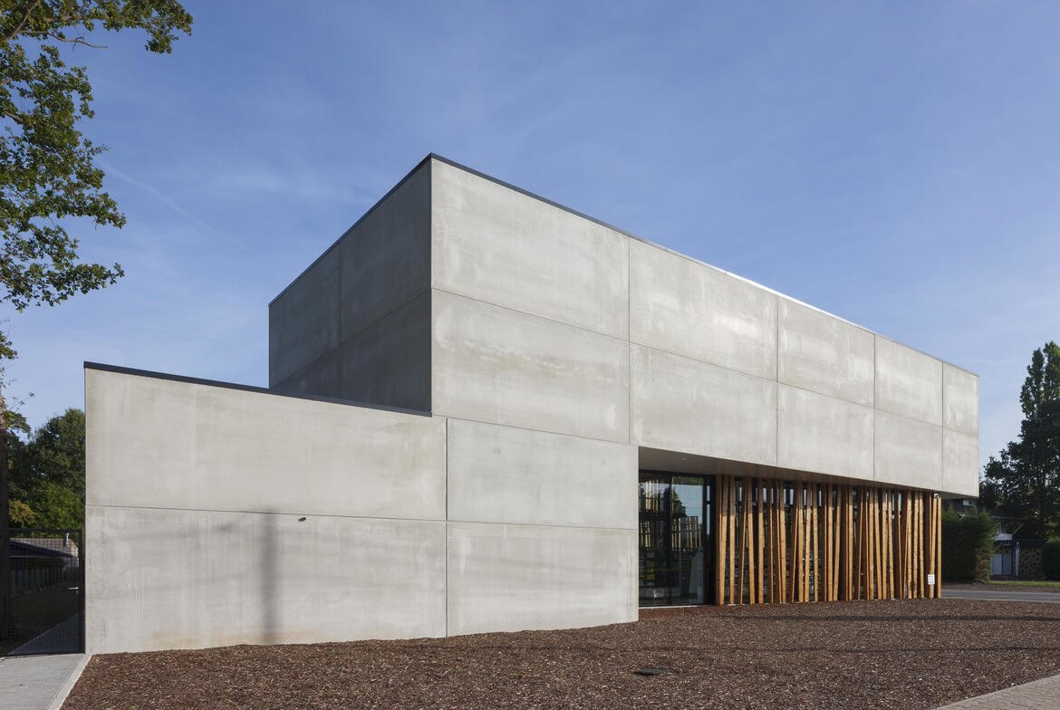 Comarkt — Supermarkt met betonnen volumes en houten zonwering